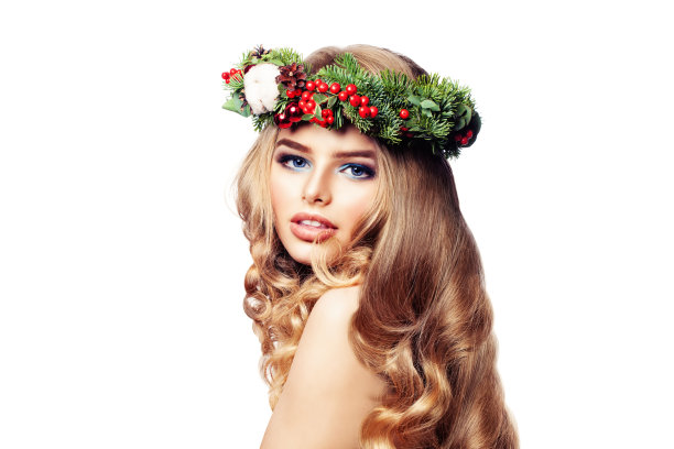 新年肖像美丽的时尚女人与长卷发戴圣诞花环。美容护发理念图片下载