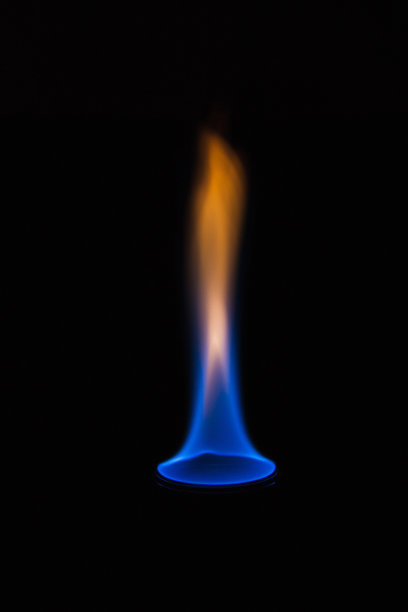 鸡尾酒杯上的火焰图片下载