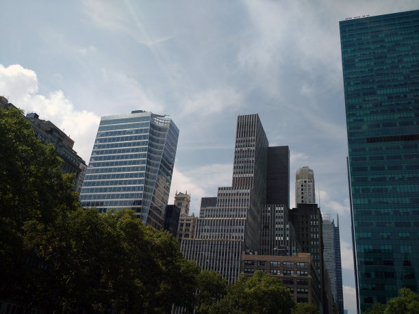 仰望摩天大楼图片下载