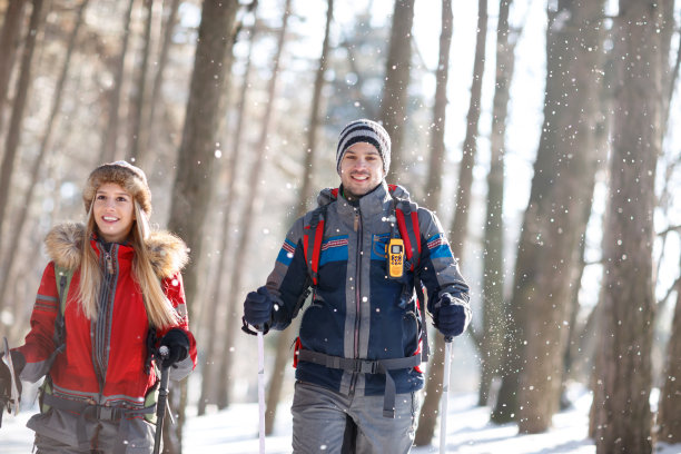 相爱的年轻夫妇在冬天一起徒步旅行图片下载