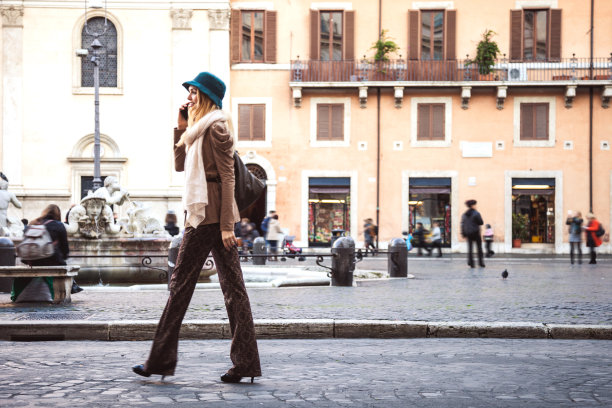 在罗马市中心购物的时尚女性图片下载