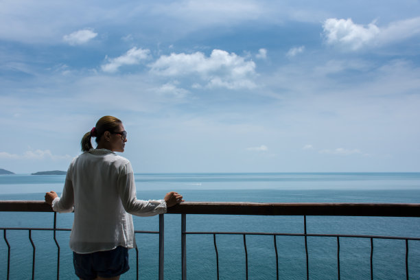 夏日海面上蓝色的天空上有云图片下载