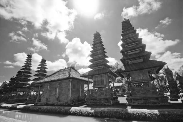 一个古老的巴厘岛寺庙拍摄广角镜头，巴厘岛，印度尼西亚图片下载