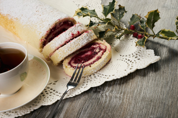 瑞士卷蛋糕与冬季森林浆果图片下载