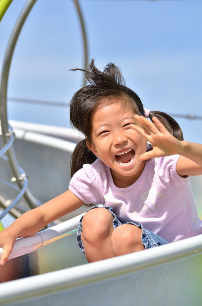 女孩们在公园里玩图片下载