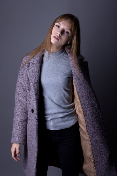 一个十几岁的女孩的肖像在一个灰色的背景上的青年风格图片下载