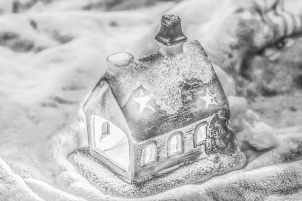 明亮的圣诞背景与童话烛台房子。圣诞装饰。图片下载