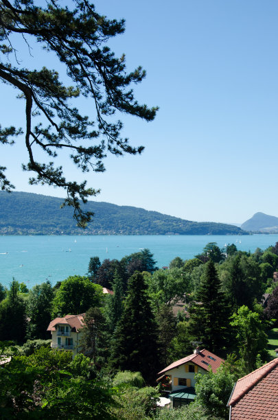 法国安纳西湖的背景图片在一个晴朗的夏日与蓝色的天空图片下载