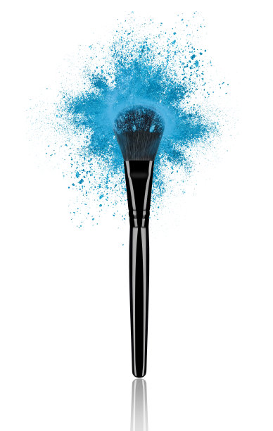 蓝色化妆刷用粉沫飞溅特写，孤立在白色背景上图片下载