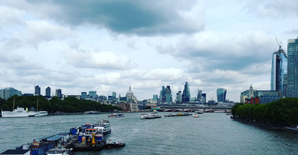 泰晤士河上的景色图片下载
