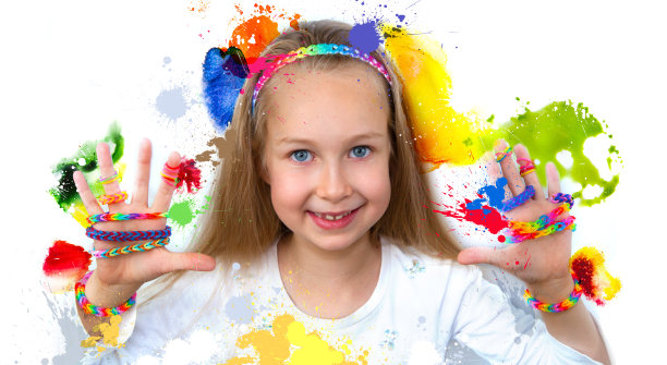 织机刘海。小女孩示范她的织布机工作图片下载