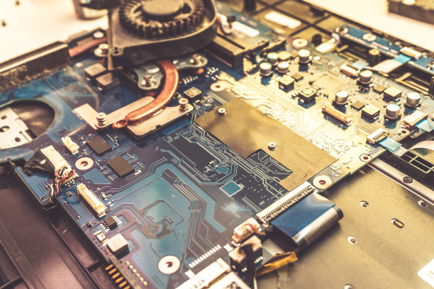 拆卸笔记本电脑。技术和硬件电子概念。主板素材图片