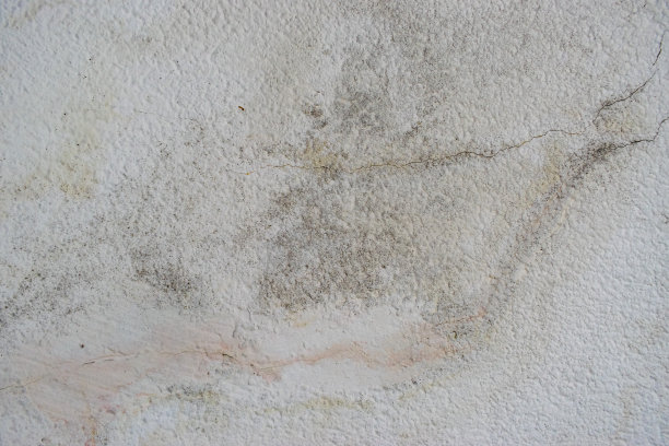 水渗入和漏在家庭的屋顶，白色油漆，显示裂缝，损坏，和污点图片下载