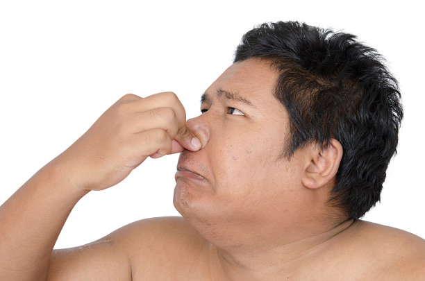 亚洲男子的鼻子对着白人背景素材图片