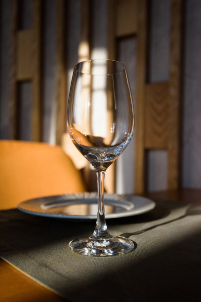 空玻璃杯餐厅、咖啡馆或酒吧里放在桌子上的空玻璃杯为生日、婚礼或任何庆祝日做准备。图片下载