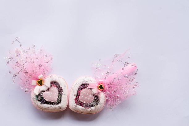 白色背景上的心形结婚礼物图片下载