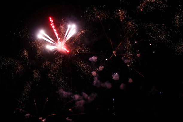 这是一张夜空中敬礼的照片。色彩鲜艳的节日烟花。抽象的节日背景用各种颜色的烟花灯。17、新年，圣诞彩灯满天，彩灯缤纷。图片下载