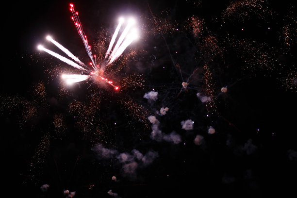 这是一张夜空中敬礼的照片。色彩鲜艳的节日烟花。抽象的节日背景用各种颜色的烟花灯。17、新年，圣诞彩灯满天，彩灯缤纷。图片下载