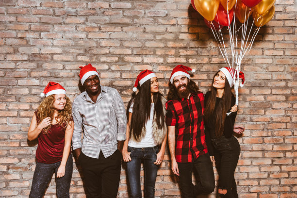 朋友们庆祝圣诞派对图片下载