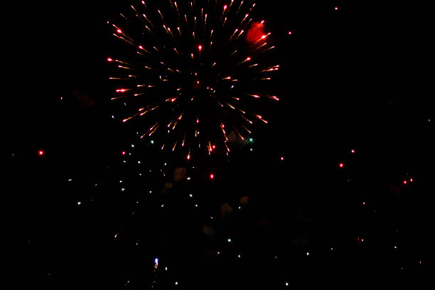 这是一张夜空中敬礼的照片。色彩鲜艳的节日烟花。抽象的节日背景用各种颜色的烟花灯。17、新年，圣诞彩灯满天，彩灯缤纷。图片下载