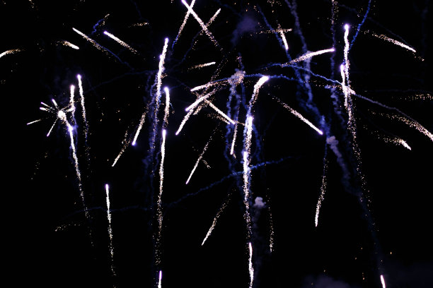 这是一张夜空中敬礼的照片。色彩鲜艳的节日烟花。抽象的节日背景用各种颜色的烟花灯。17、新年，圣诞彩灯满天，彩灯缤纷。图片下载