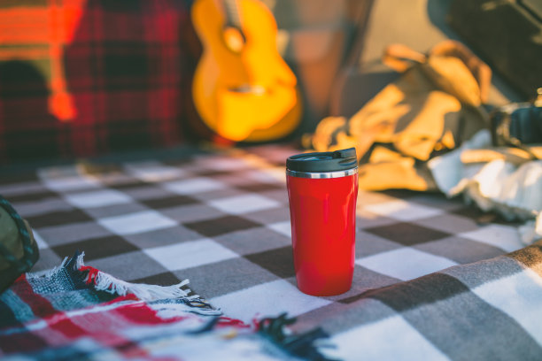 打开汽车的行李箱。图片下载