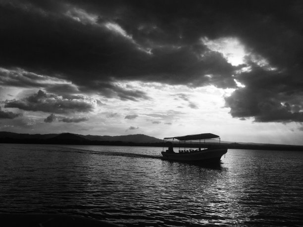 小岛上的船图片下载