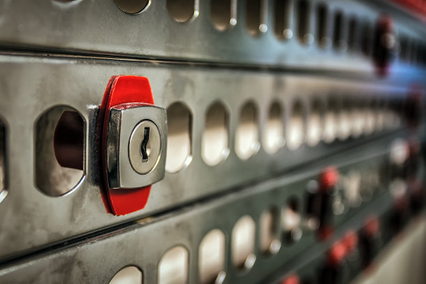 金属电池的图片，其中一个电池是用钥匙锁住的图片下载