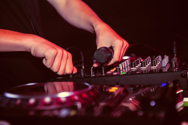 音乐家调整混音器的裁剪手图片下载