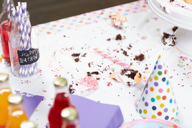 生日聚会后的脏桌子图片下载