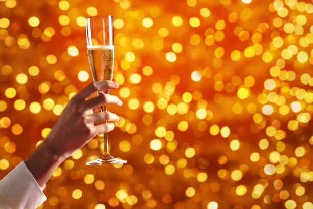 圣诞主题，手捧一杯起泡酒就模糊了图片下载