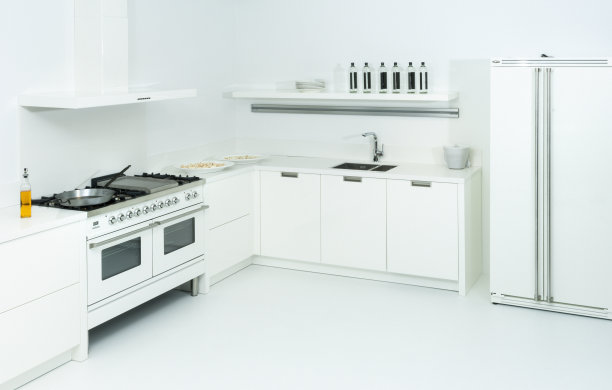 从现代非常白色的厨房看图片下载