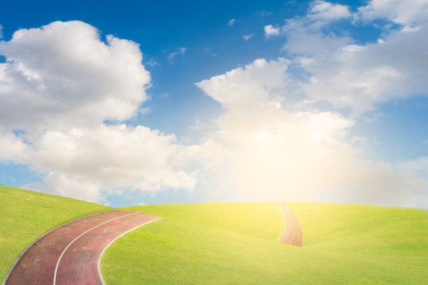 小山上有云有天的跑道图片下载