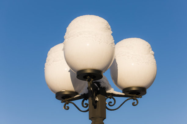 雪下白灯笼图片下载