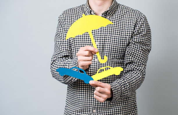 男子手持纸标牌图片下载