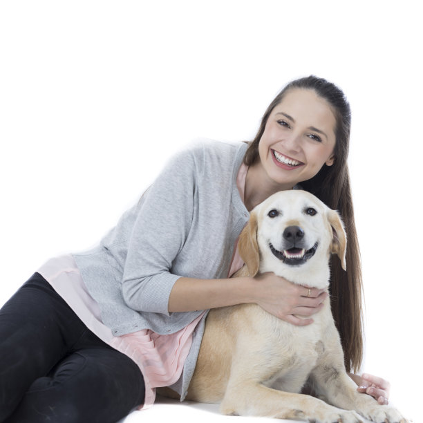 自信的女人喜欢和她的狗在一起图片下载