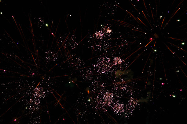 这是一张夜空中敬礼的照片。色彩鲜艳的节日烟花。抽象的节日背景用各种颜色的烟花灯。17、新年，圣诞彩灯满天，彩灯缤纷。图片下载