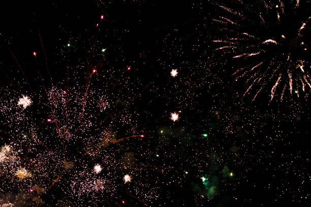 这是一张夜空中敬礼的照片。色彩鲜艳的节日烟花。抽象的节日背景用各种颜色的烟花灯。17、新年，圣诞彩灯满天，彩灯缤纷。图片下载