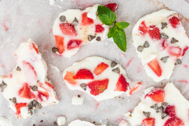 自制健康冻草莓酸奶皮。图片下载