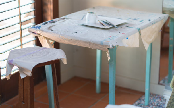 工艺品桌子和凳子在家准备使用图片下载