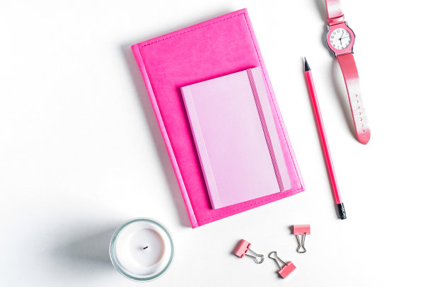 白色背景的粉色笔记本图片下载