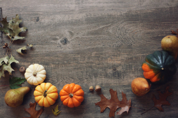感恩节季节的静物生活用五颜六色的小南瓜，南瓜，水果和秋天的树叶在乡村的木头背景图片下载