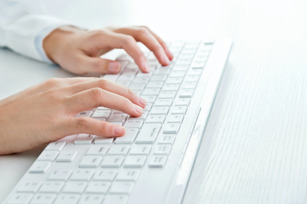 女商人的手在键盘上打字素材图片
