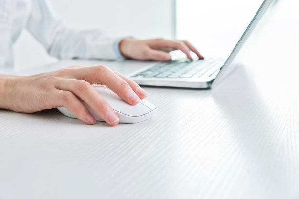 女商人手里拿着鼠标和键盘图片下载