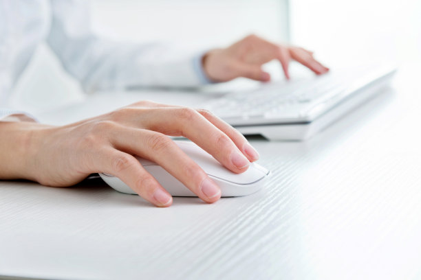 女商人手放在电脑键盘上图片下载