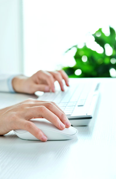 女商人手放在电脑键盘上素材图片