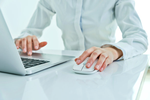 女商人手里拿着鼠标和键盘图片下载