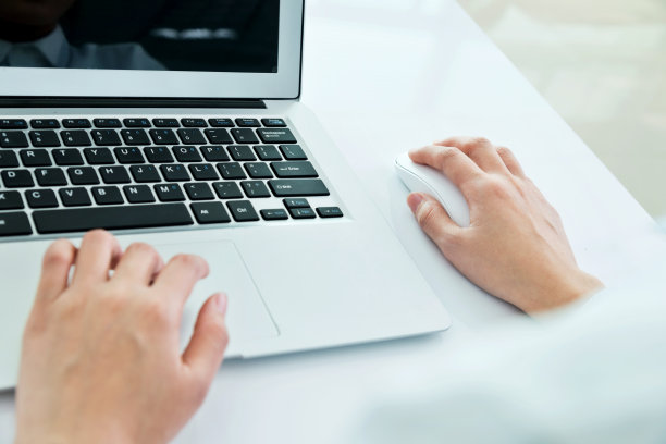 女商人手里拿着鼠标和键盘图片下载