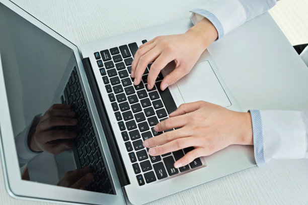 女人的手在电脑上工作素材图片