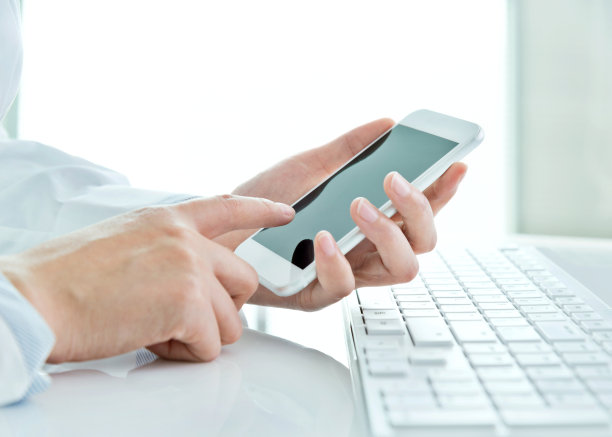 女商人使用智能手机图片下载